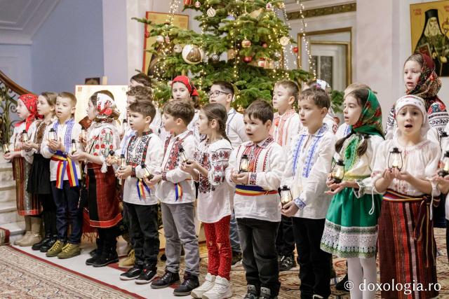(Foto) Școala „Ion Simionescu” din Iași, clasa a II-a C – Colindători la Reședința Mitropolitană 2024