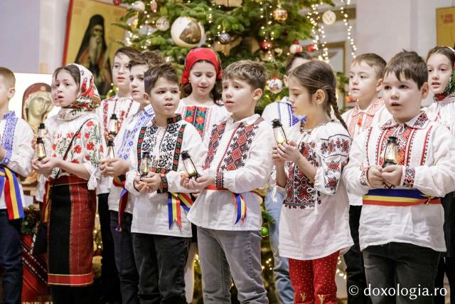 (Foto) Școala „Ion Simionescu” din Iași, clasa a II-a C – Colindători la Reședința Mitropolitană 2024