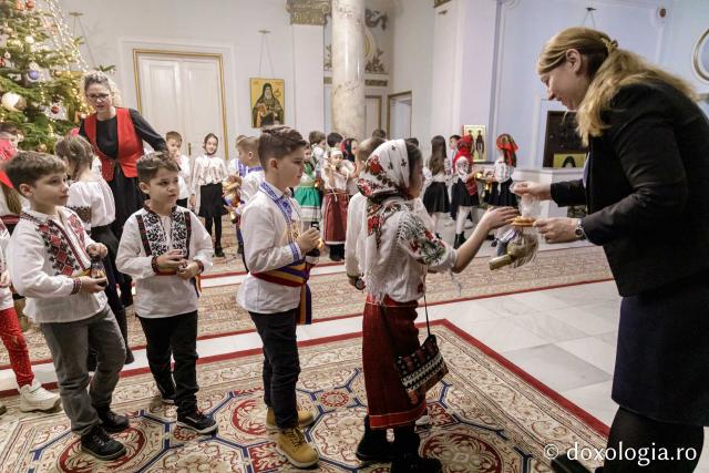 (Foto) Școala „Ion Simionescu” din Iași, clasa a II-a C – Colindători la Reședința Mitropolitană 2024