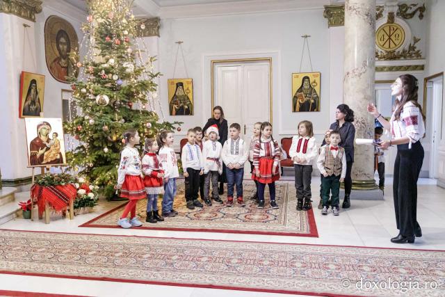 (Foto) Școala Veronica Micle, Clasa 0 – Colindători la Reședința Mitropolitană 2024