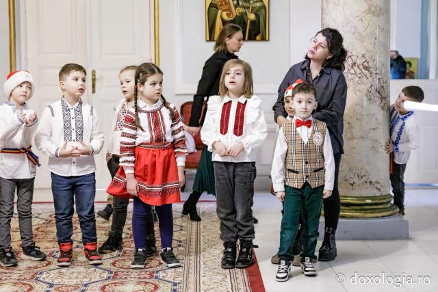 (Foto) Școala Veronica Micle, Clasa 0 – Colindători la Reședința Mitropolitană 2024