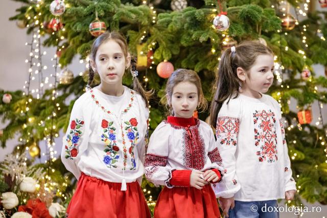 (Foto) Școala Veronica Micle, Clasa 0 – Colindători la Reședința Mitropolitană 2024