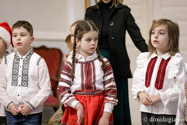 (Foto) Școala Veronica Micle, Clasa 0 – Colindători la Reședința Mitropolitană 2024