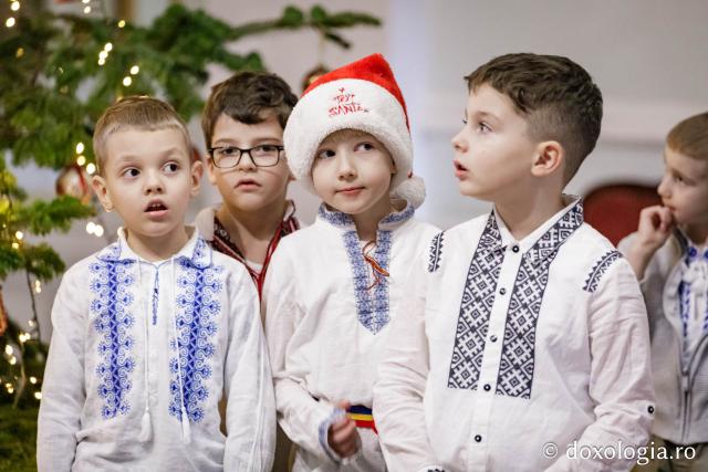 (Foto) Școala Veronica Micle, Clasa 0 – Colindători la Reședința Mitropolitană 2024