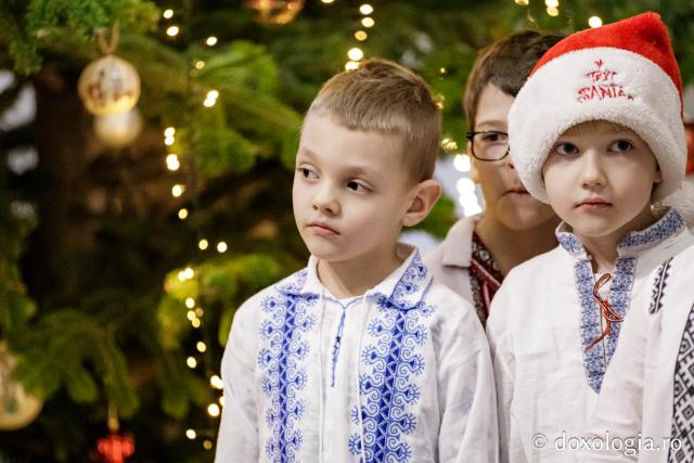 (Foto) Școala Veronica Micle, Clasa 0 – Colindători la Reședința Mitropolitană 2024