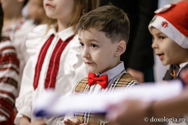 (Foto) Școala Veronica Micle, Clasa 0 – Colindători la Reședința Mitropolitană 2024