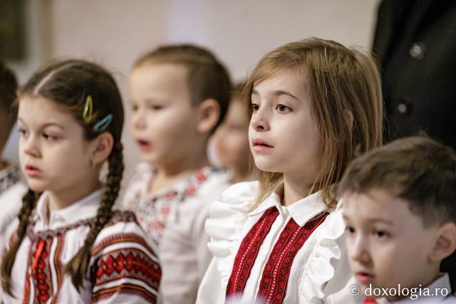 (Foto) Școala Veronica Micle, Clasa 0 – Colindători la Reședința Mitropolitană 2024