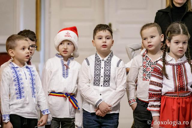 (Foto) Școala Veronica Micle, Clasa 0 – Colindători la Reședința Mitropolitană 2024