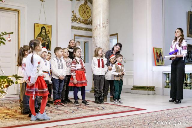 (Foto) Școala Veronica Micle, Clasa 0 – Colindători la Reședința Mitropolitană 2024