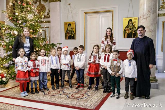 (Foto) Școala Veronica Micle, Clasa 0 – Colindători la Reședința Mitropolitană 2024