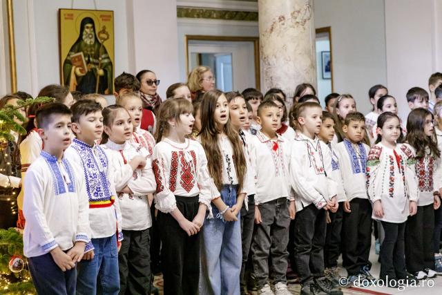 Școala „Gheorghe Asachi”, Iași, clasele a 2-a și a 3-a – Colindători la Reședința Mitropolitană 2024 (Foto) Școala „Gheorghe Asachi”, Iași, clasele a 2-a și a 3-a – Colindători la Reședința Mitropolitană 2024