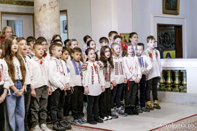 Școala „Gheorghe Asachi”, Iași, clasele a 2-a și a 3-a – Colindători la Reședința Mitropolitană 2024 (Foto) Școala „Gheorghe Asachi”, Iași, clasele a 2-a și a 3-a – Colindători la Reședința Mitropolitană 2024
