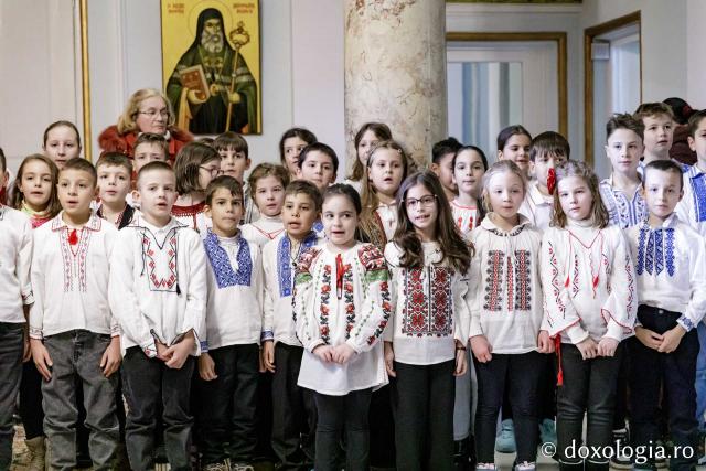 Școala „Gheorghe Asachi”, Iași, clasele a 2-a și a 3-a – Colindători la Reședința Mitropolitană 2024 (Foto) Școala „Gheorghe Asachi”, Iași, clasele a 2-a și a 3-a – Colindători la Reședința Mitropolitană 2024