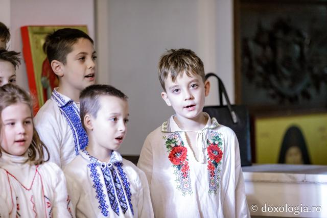 Școala „Gheorghe Asachi”, Iași, clasele a 2-a și a 3-a – Colindători la Reședința Mitropolitană 2024 (Foto) Școala „Gheorghe Asachi”, Iași, clasele a 2-a și a 3-a – Colindători la Reședința Mitropolitană 2024