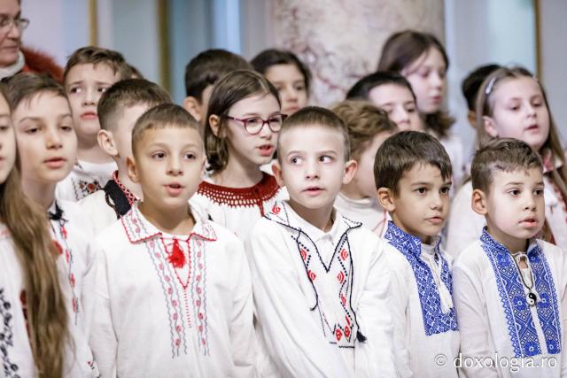 Școala „Gheorghe Asachi”, Iași, clasele a 2-a și a 3-a – Colindători la Reședința Mitropolitană 2024 (Foto) Școala „Gheorghe Asachi”, Iași, clasele a 2-a și a 3-a – Colindători la Reședința Mitropolitană 2024