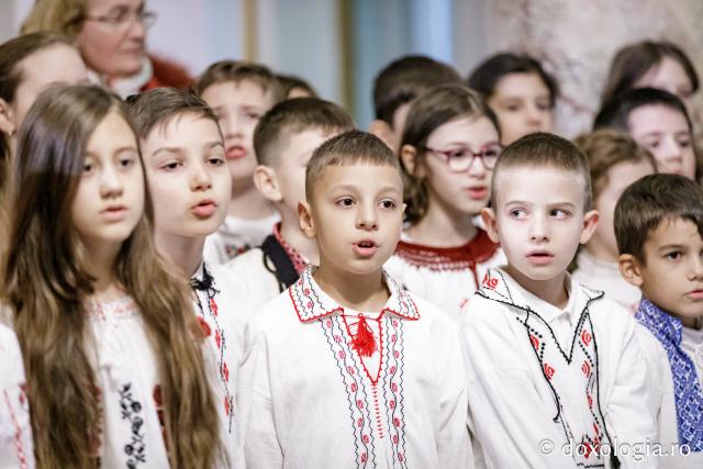 Școala „Gheorghe Asachi”, Iași, clasele a 2-a și a 3-a – Colindători la Reședința Mitropolitană 2024 (Foto) Școala „Gheorghe Asachi”, Iași, clasele a 2-a și a 3-a – Colindători la Reședința Mitropolitană 2024