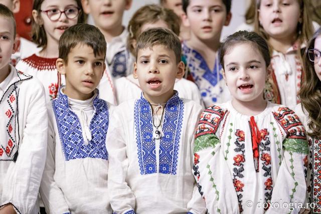 Școala „Gheorghe Asachi”, Iași, clasele a 2-a și a 3-a – Colindători la Reședința Mitropolitană 2024 (Foto) Școala „Gheorghe Asachi”, Iași, clasele a 2-a și a 3-a – Colindători la Reședința Mitropolitană 2024