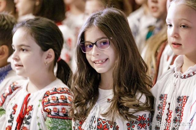 Școala „Gheorghe Asachi”, Iași, clasele a 2-a și a 3-a – Colindători la Reședința Mitropolitană 2024 (Foto) Școala „Gheorghe Asachi”, Iași, clasele a 2-a și a 3-a – Colindători la Reședința Mitropolitană 2024