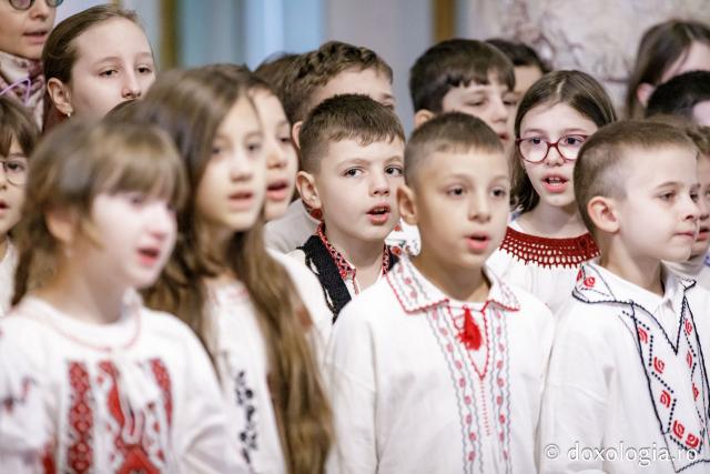 Școala „Gheorghe Asachi”, Iași, clasele a 2-a și a 3-a – Colindători la Reședința Mitropolitană 2024 (Foto) Școala „Gheorghe Asachi”, Iași, clasele a 2-a și a 3-a – Colindători la Reședința Mitropolitană 2024