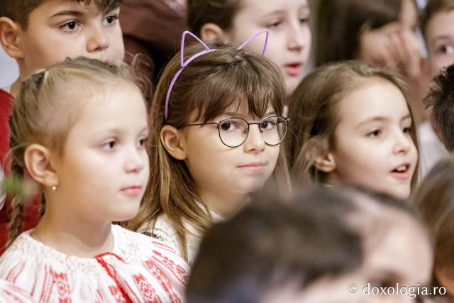 Școala „Gheorghe Asachi”, Iași, clasele a 2-a și a 3-a – Colindători la Reședința Mitropolitană 2024 (Foto) Școala „Gheorghe Asachi”, Iași, clasele a 2-a și a 3-a – Colindători la Reședința Mitropolitană 2024