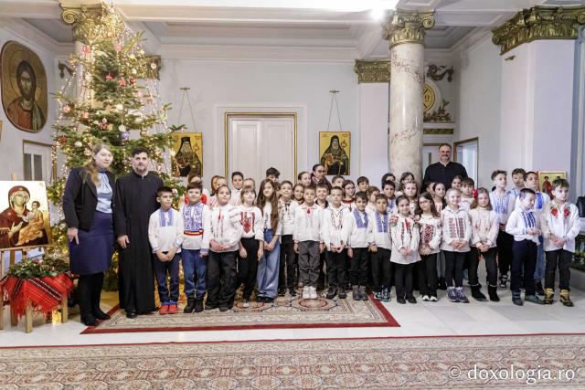 (Foto) Școala „Gheorghe Asachi”, Iași, clasele a 2-a și a 3-a – Colindători la Reședința Mitropolitană 2024