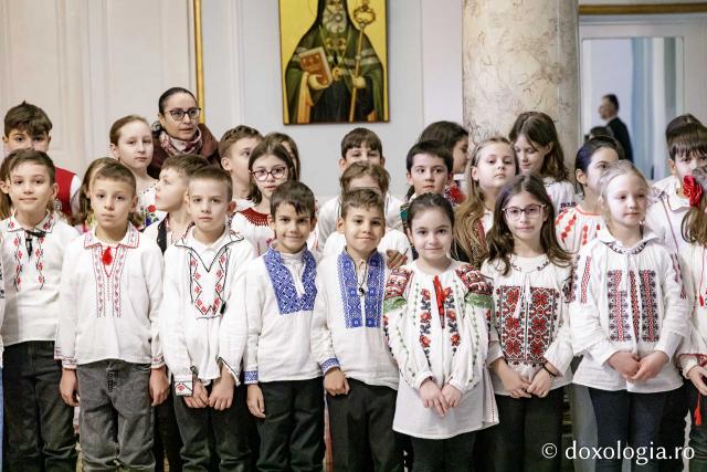 (Foto) Școala „Gheorghe Asachi”, Iași, clasele a 2-a și a 3-a – Colindători la Reședința Mitropolitană 2024