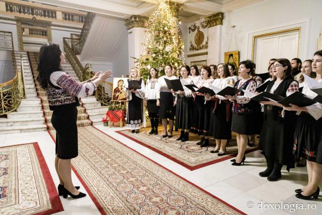 (Foto) Corul profesorilor de religie din județul Iași – Colindători la Reședința Mitropolitană 2024