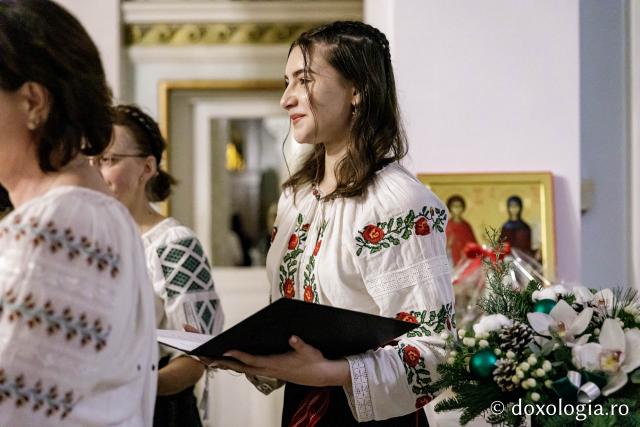 (Foto) Corul profesorilor de religie din județul Iași – Colindători la Reședința Mitropolitană 2024