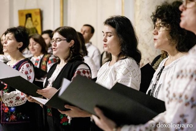 (Foto) Corul profesorilor de religie din județul Iași – Colindători la Reședința Mitropolitană 2024