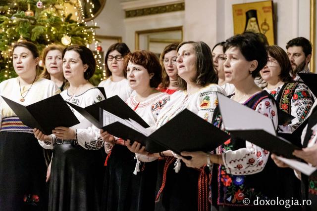 (Foto) Corul profesorilor de religie din județul Iași – Colindători la Reședința Mitropolitană 2024