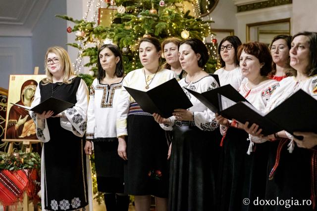 (Foto) Corul profesorilor de religie din județul Iași – Colindători la Reședința Mitropolitană 2024