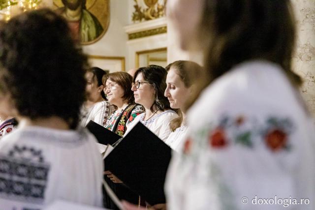(Foto) Corul profesorilor de religie din județul Iași – Colindători la Reședința Mitropolitană 2024