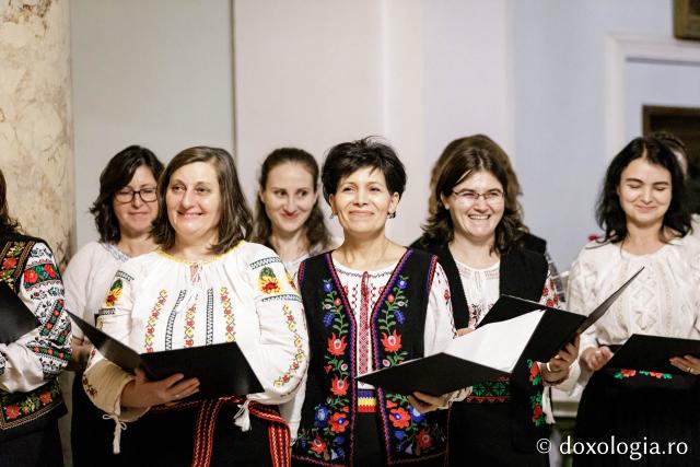 (Foto) Corul profesorilor de religie din județul Iași – Colindători la Reședința Mitropolitană 2024