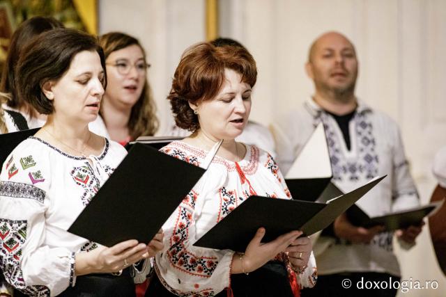 (Foto) Corul profesorilor de religie din județul Iași – Colindători la Reședința Mitropolitană 2024