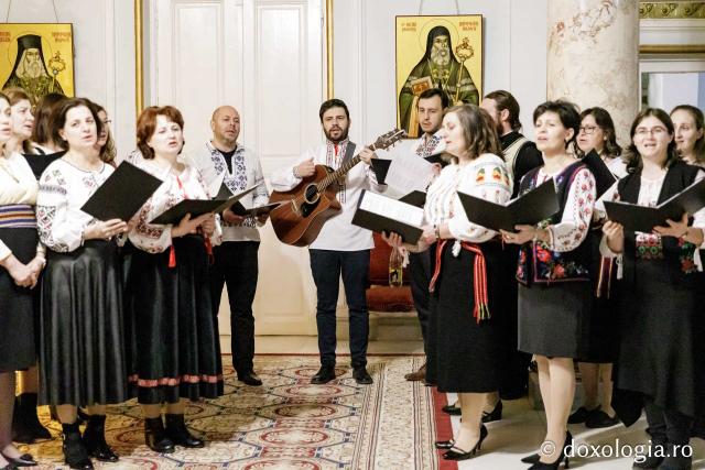 (Foto) Corul profesorilor de religie din județul Iași – Colindători la Reședința Mitropolitană 2024