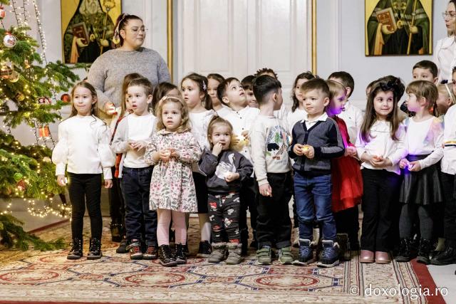 (Foto) Grădinița PP1 Iași – Colindători la Reședința Mitropolitană 2024
