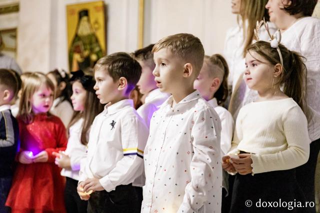(Foto) Grădinița FP1 Iași – Colindători la Reședința Mitropolitană 2024