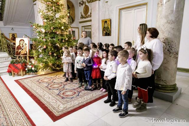 (Foto) Grădinița FP1 Iași – Colindători la Reședința Mitropolitană 2024