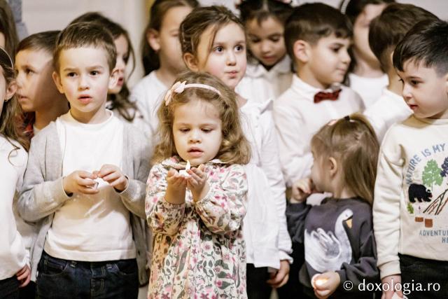 (Foto) Grădinița FP1 Iași – Colindători la Reședința Mitropolitană 2024