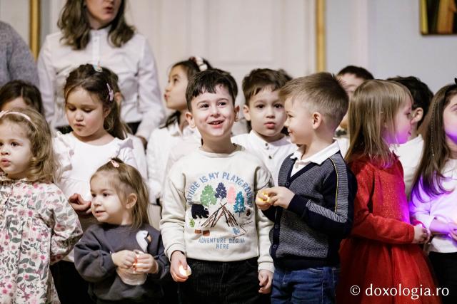 (Foto) Grădinița FP1 Iași – Colindători la Reședința Mitropolitană 2024