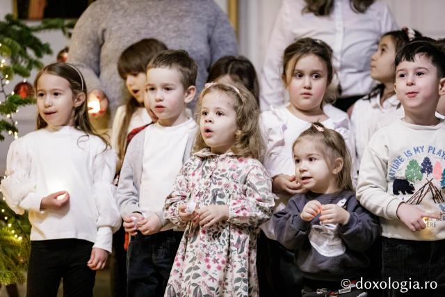 (Foto) Grădinița FP1 Iași – Colindători la Reședința Mitropolitană 2024