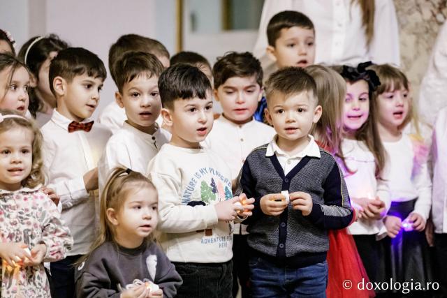 (Foto) Grădinița FP1 Iași – Colindători la Reședința Mitropolitană 2024
