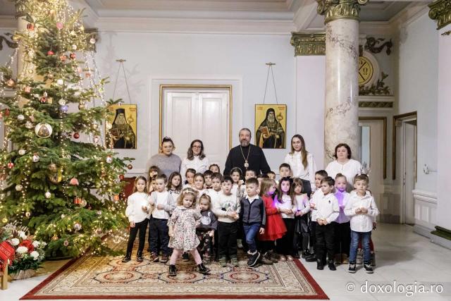 (Foto) Grădinița FP1 Iași – Colindători la Reședința Mitropolitană 2024