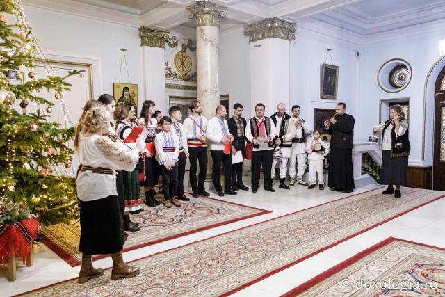 (Foto) Grupul Noi și Vechi – Colindători la Reședința Mitropolitană 2024