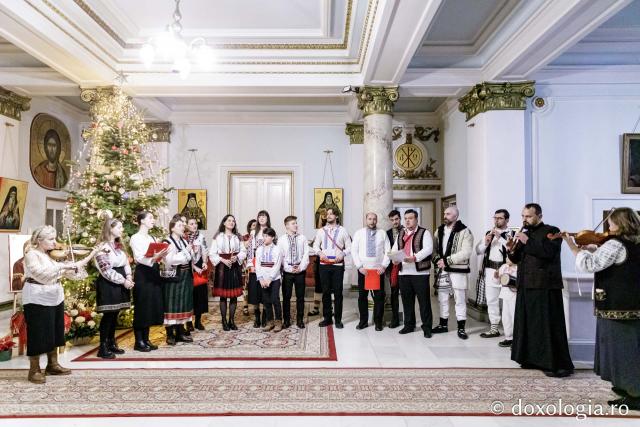 (Foto) Grupul Noi și Vechi – Colindători la Reședința Mitropolitană 2024