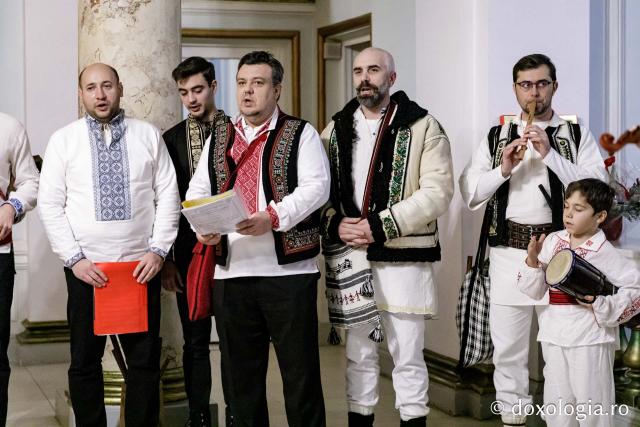 (Foto) Grupul Noi și Vechi – Colindători la Reședința Mitropolitană 2024