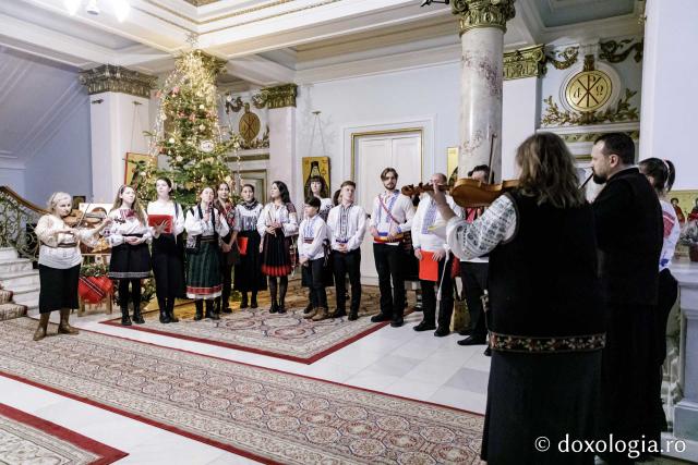 (Foto) Grupul Noi și Vechi – Colindători la Reședința Mitropolitană 2024