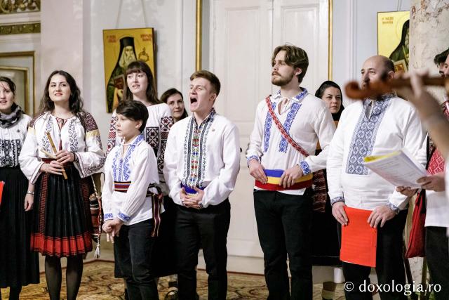 (Foto) Grupul Noi și Vechi – Colindători la Reședința Mitropolitană 2024
