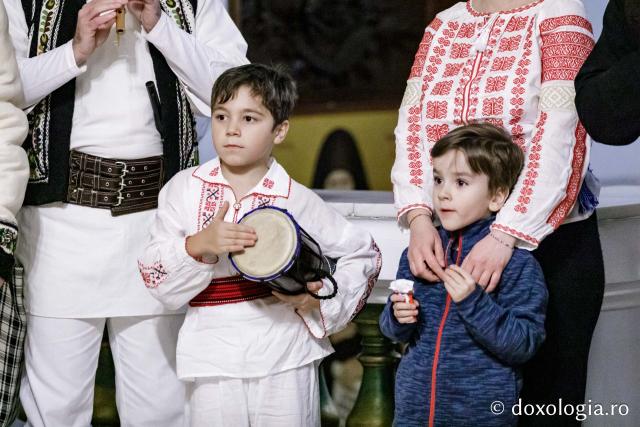 (Foto) Grupul Noi și Vechi – Colindători la Reședința Mitropolitană 2024