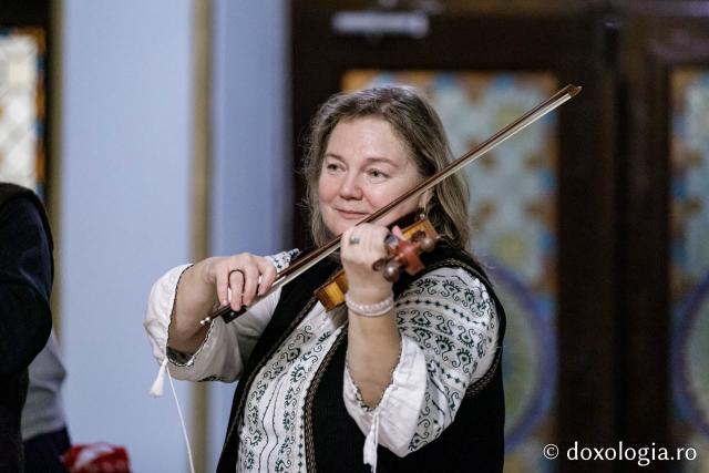 (Foto) Grupul Noi și Vechi – Colindători la Reședința Mitropolitană 2024